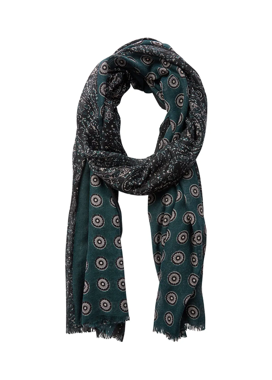 A Talla 1 Scarf | Shady Green made of recycled polyester with fringes by Soya Concepts.