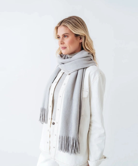 Light grey cozy cashmere Echo New York muffler
Essentials Milk Muffler Scarf.