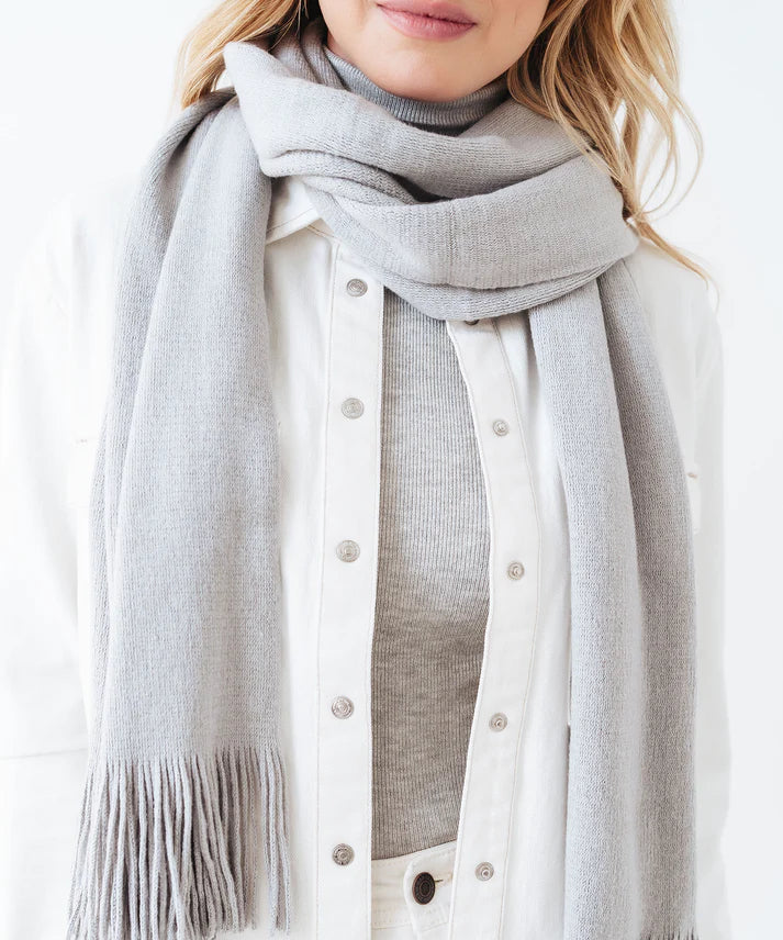 Light grey cozy cashmere Echo New York muffler
Essentials Milk Muffler Scarf.