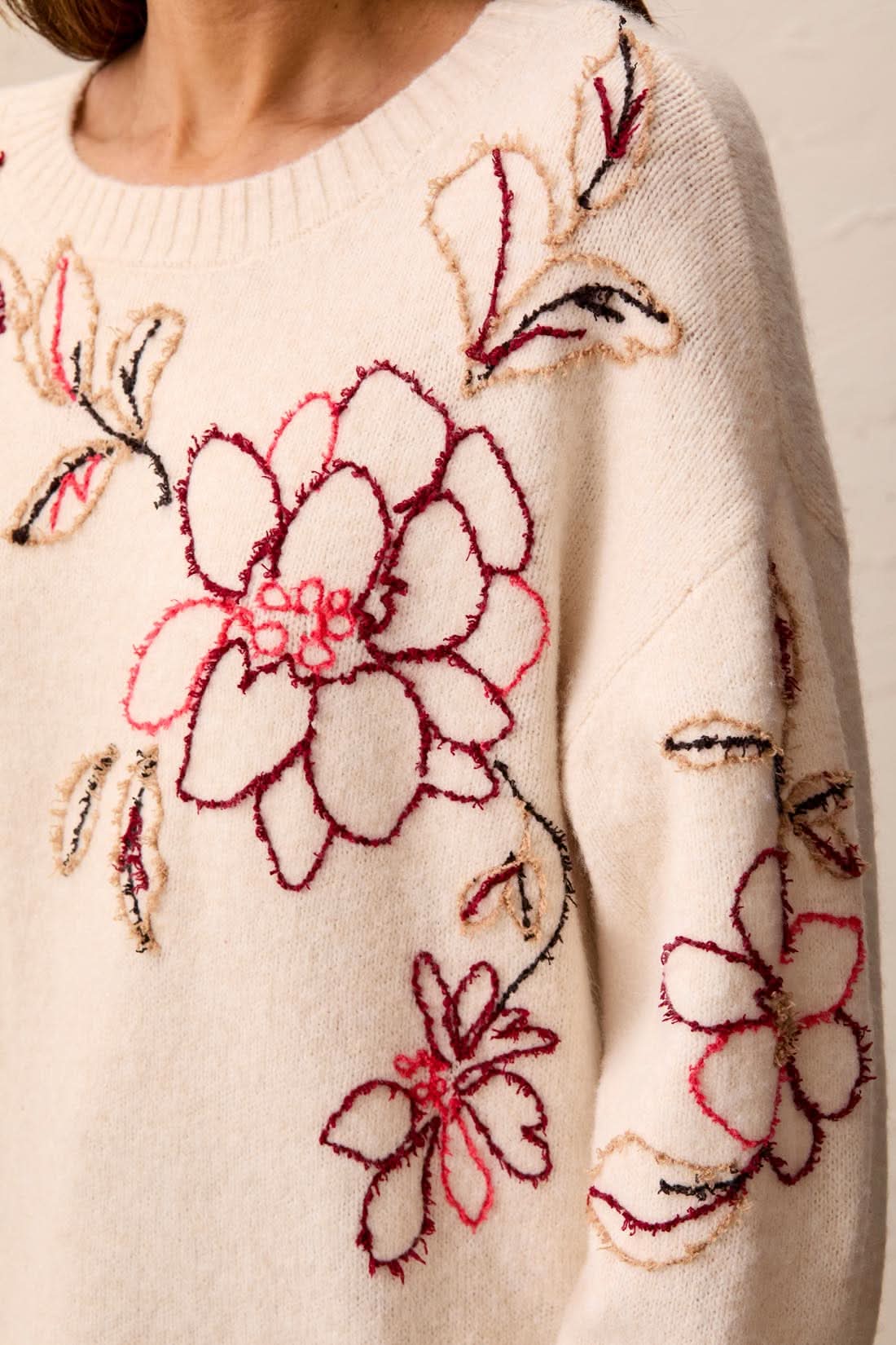 EMBROIDERED CREW NECK