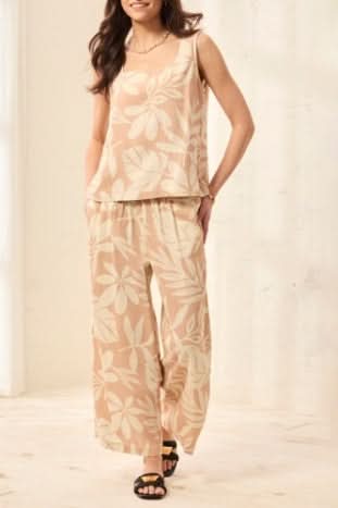 The Tribal LINEN SQUARE-NECK TOP features a sleeveless design and white leaf pattern, offering a breathable and stylish option for summer when paired with matching loose pants.